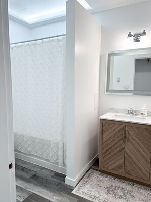 Eco-friendly toiletries, hair dryer, towels, soap - Welcome to Cottonwood Home! Beach and private small lake! (Duncan)