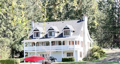 Welcome to Cottonwood Home! Beach and private small lake!