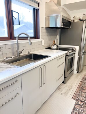 Réfrigérateur, micro-ondes, four, plaque de cuisson