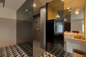 标准双人房 | 浴室 | 淋浴设施、免费洗浴用品、吹风机、浴袍