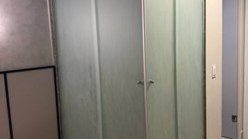 Una habitación con un amplio ventanal corredera, piso de tonos claros y una vista parcial de una puerta que da a otra estancia.