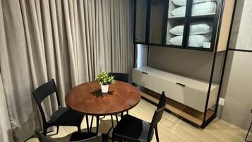 Classic Studio | Dining