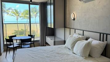 Habitación cuádruple Deluxe | 1 dormitorio, escritorio, espacio para trabajar con un portátil