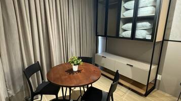 Habitación cuádruple Deluxe | Restauración