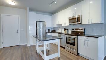 Apartemen Bisnis | Dapur pribadi | Lemari es, microwave, oven, dan mesin pencuci piring