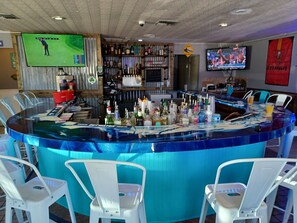 Bar (on property) - Newly remodeled gulf canal home w/floating dock and kayaks (Hernando Beach)
