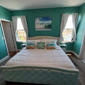 3 bedrooms, desk, free WiFi, bed sheets - Newly remodeled gulf canal home w/floating dock and kayaks (Hernando Beach)