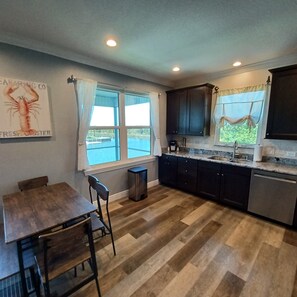 Fridge, microwave, oven, stovetop - Newly remodeled gulf canal home w/floating dock and kayaks (Hernando Beach)