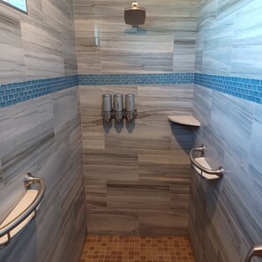 Een douche, een haardroger, handdoeken, zeep