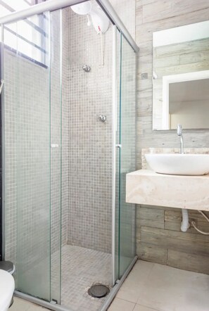Shower, hair dryer, bidet, towels