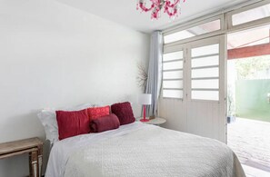 8 chambres, bureau, fer et planche à repasser, lit parapluie