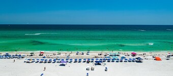 Sugar Beach condo : Charming 2 bed condo beachside. Beach chair service included