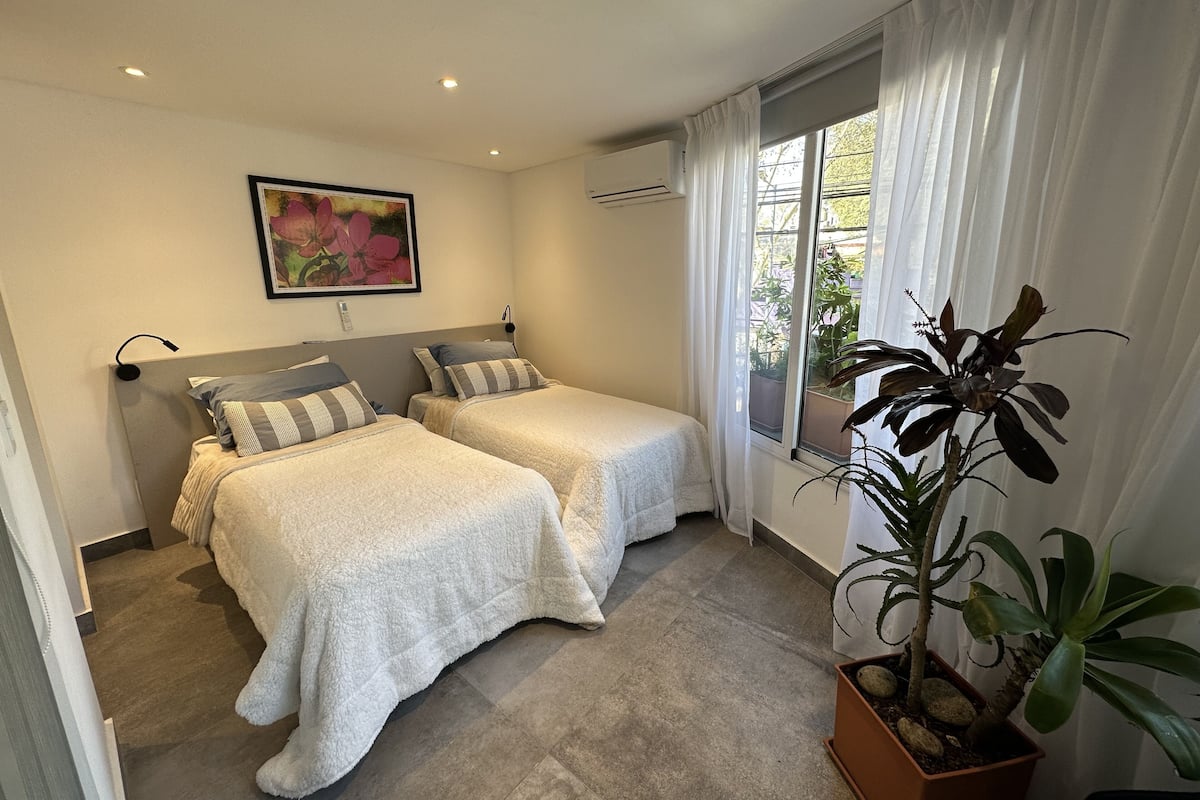 Deluxe Studio | In-room safe, blackout curtains, iron/ironing board, free WiFi