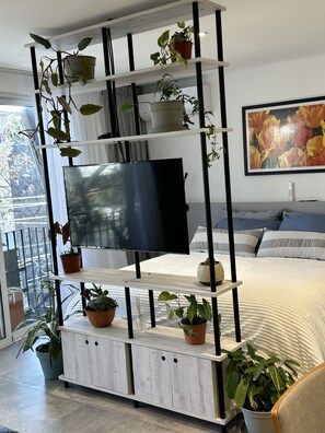 Studio – comfort | Safe på rommet, blendingsgardiner og strykejern/-brett