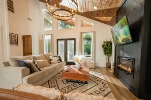 Fernseher, Kamin, Arbeitsbereiche