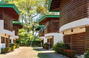 Property grounds - 2 bed/2 bath condo- walk to Playa Bejuco- 10am check-in (Parrita)