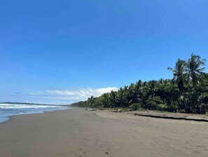 Beach nearby, sun-loungers, beach towels - 2 bed/2 bath condo- walk to Playa Bejuco- 10am check-in (Parrita)