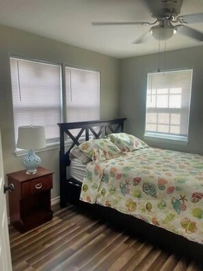 3 habitaciones, tabla de planchar con plancha, wifi y ropa de cama