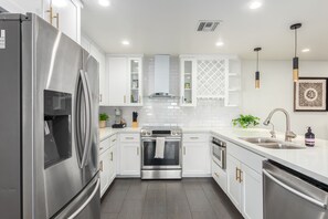 Fridge, microwave, oven, stovetop - Pool and Beautiful Tempe - Scottsdale Home! (Tempe)