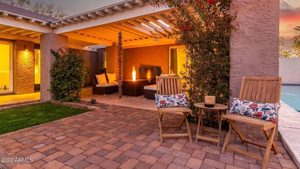 A patio area with outdoor seating, a fire feature, and a poolside view. - Pool and Beautiful Tempe - Scottsdale Home! (Tempe)
