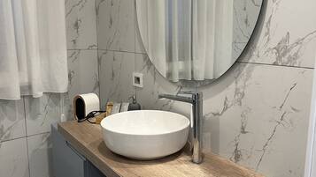 Douche, séchoir à cheveux, bidet, serviettes fournies