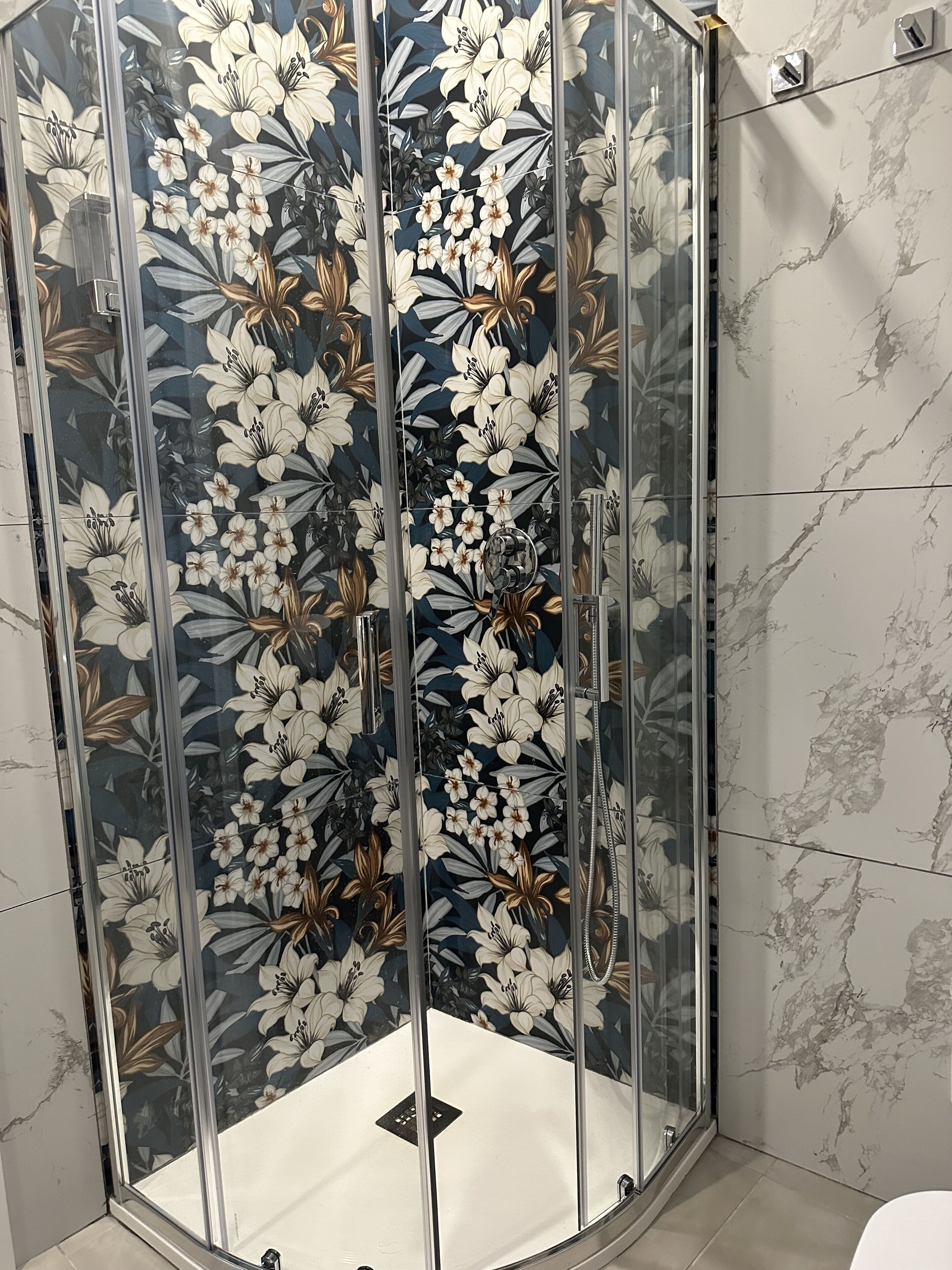 Een douche, een haardroger, een bidet, handdoeken
