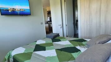 1 bedroom, bed sheets