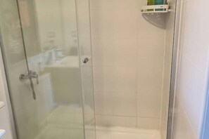 Dusj, hårføner, håndklær og såpe