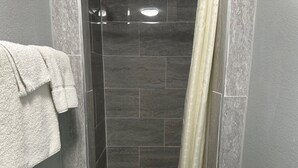 Business Room | Bathroom | Bathrobes, towels - Super Inn (Newport)
