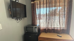 Business Room | Premium bedding, desk, laptop workspace, free WiFi - Super Inn (Newport)