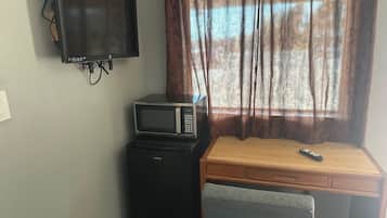 商务客房 | 高档床上用品、办公桌、笔记本电脑工作区、免费 WiFi