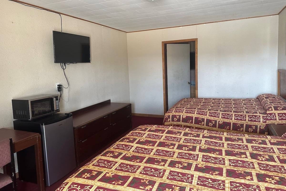 Business Room | Premium bedding, desk, laptop workspace, WiFi (free)