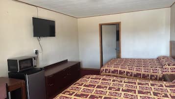 商务客房 | 高档床上用品、办公桌、笔记本电脑工作区、免费 WiFi