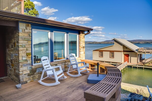 Terrace/patio - Luxurious Lakefront Paradise in Scottsboro w/ Dock (Scottsboro)