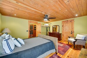 2 bedrooms, desk, iron/ironing board, WiFi - Luxurious Lakefront Paradise in Scottsboro w/ Dock (Scottsboro)