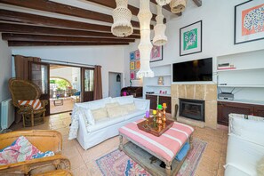 Smart-TV, peis, bøker og musikkbibliotek