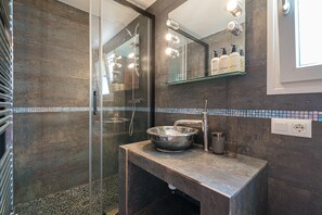 Shower, hair dryer, towels, soap - Villa Fave, lovely 6 bedroom, 4 bathroom Spanish family home with private pool (Jávea)
