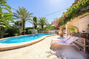 Outdoor pool - Villa Fave, lovely 6 bedroom, 4 bathroom Spanish family home with private pool (Jávea)