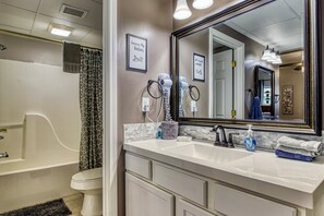 Bañera de hidromasaje, secador de pelo, toallas