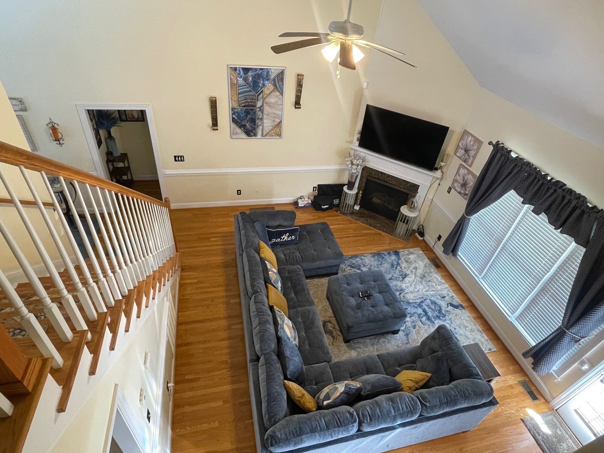 Smart-tv, een open haard en een printer