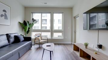 Apartemen Bisnis, balkon | Area keluarga | Smart TV 50-inci dengan saluran TV kabel