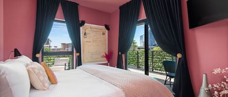 4 quartos, escrivaninha, ferros/tábuas de passar roupa, berço de viagem