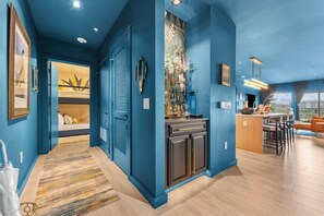 4 chambres, bureau, fer et planche à repasser, lit parapluie