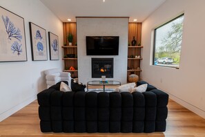 Smart-TV, Kamin, Videospiele, Tischtennisplatte