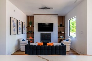 Smart TV, caminetto, videogiochi, tavolo da ping pong