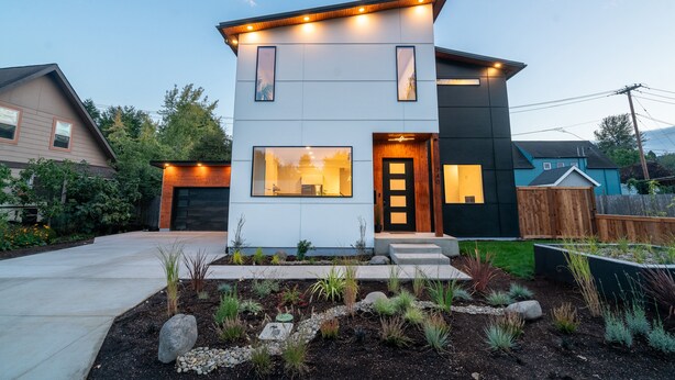 A modern two-story house with a garage, a well-maintained garden, and a driveway. - Spacious Modern Escape Near UO Campus (Eugene)