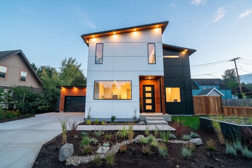Spacious Modern Escape Near UO Campus