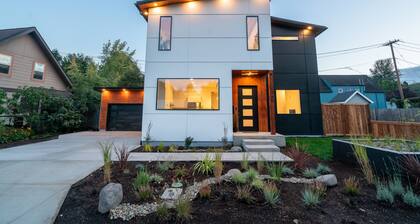 Spacious Modern Escape Near UO Campus