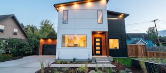 Spacious Modern Escape Near UO Campus