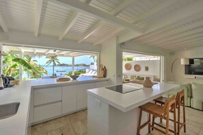 Fridge, microwave, oven, stovetop - The best view of the island ! (Cul-de-Sac)